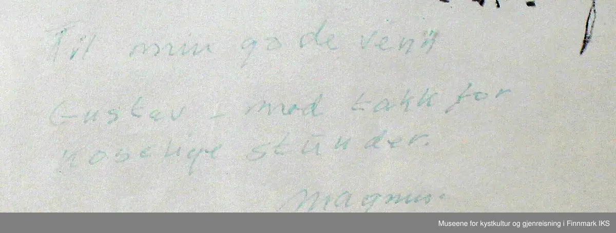 Bildet er et innrammet trykk av en tegning. Underskriften under originalen er vanskelig å tyde, men datert 1945. Tegneren har også skrevet en dedikasjon til den avbildede personen. Bildet viser musikeren Magnus Larsen i midten av 30-årene. Han holder sin fiolin på fanget og med venstre hånd, buen i høyre hånd, og han ser på sitt instrument. Musiker og instrument er fremstilt som en fortrolig enhet. Kunstneren er festlig kledd i dress og med sløyfe.