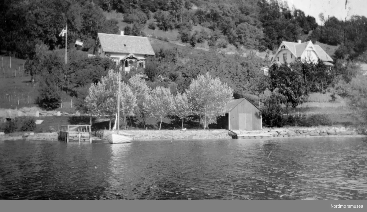 Kan dette være fra en gård ved navn Tolbakken i Nordheimsund? Fra Kaptein John Paulsens postkort og private bilder. Fra Nordmøre museums fotosamlinger.