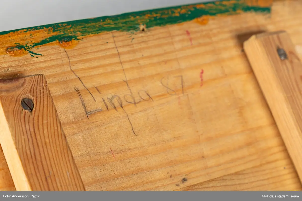 Grön sängpall/sängbord med förvaring. Pallen är 43 centimeter hög och 30 centmeter bred. Den är tillverkad i trä och målad i mörkgrönt. 

Gåva: Föreningen Gåreviks Barnkoloni. Pallen har stått i sovsalen. Varje barn hade en pall vid sin säng, som de kunde förvara sina privata tillhörigheter i.