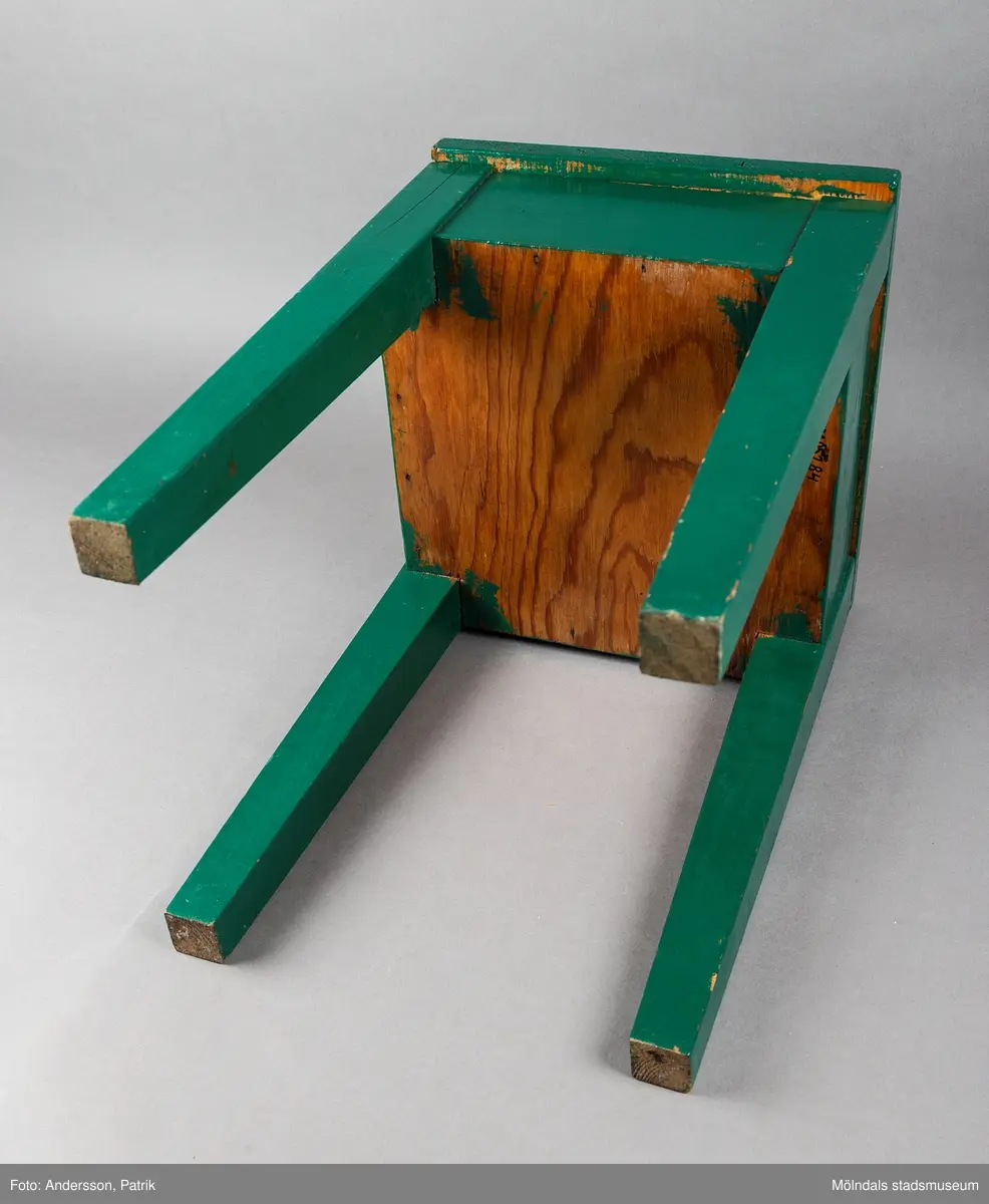 Grön sängpall/sängbord med förvaring. Pallen är 43 centimeter hög och 30 centmeter bred. Den är tillverkad i trä och målad i mörkgrönt. 

Gåva: Föreningen Gåreviks Barnkoloni. Pallen har stått i sovsalen. Varje barn hade en pall vid sin säng, som de kunde förvara sina privata tillhörigheter i.