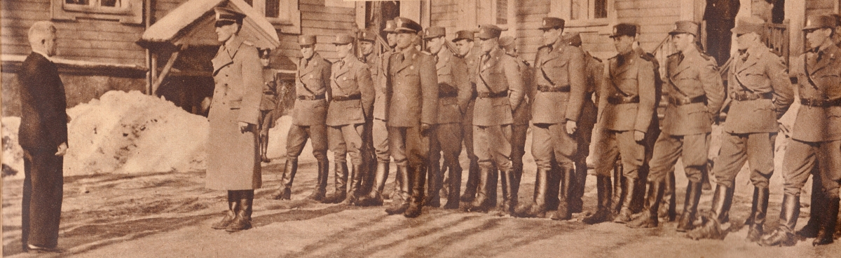 Grågrønn uniform med liggende krave og fire lommer, ridebukse og skilue (Finn Quales modell). Uniformen har bruksmerker, særlig på kraven. Luen er slitt, foret har løsnet. Alle gradstegn og knapper er fjernet fra jakken. God kvalitet på stoffet, muligens offisersuniform. (NB: Fremstår som grå på bildene, men har i virkeligheten en blass militærgrønn farge.)