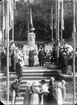 Fotografi i samband med invigningen av Per Brahe-bysten på Gränna torg 1916. Flaggor och en folksamling kantar vägen från Brahegatan upp mot bysten. Framför densamma, vända mot fotografen, står sannolikt initiativtagaren Hanna Adrian och maken, kyrkoherden, Axel Holmberg.