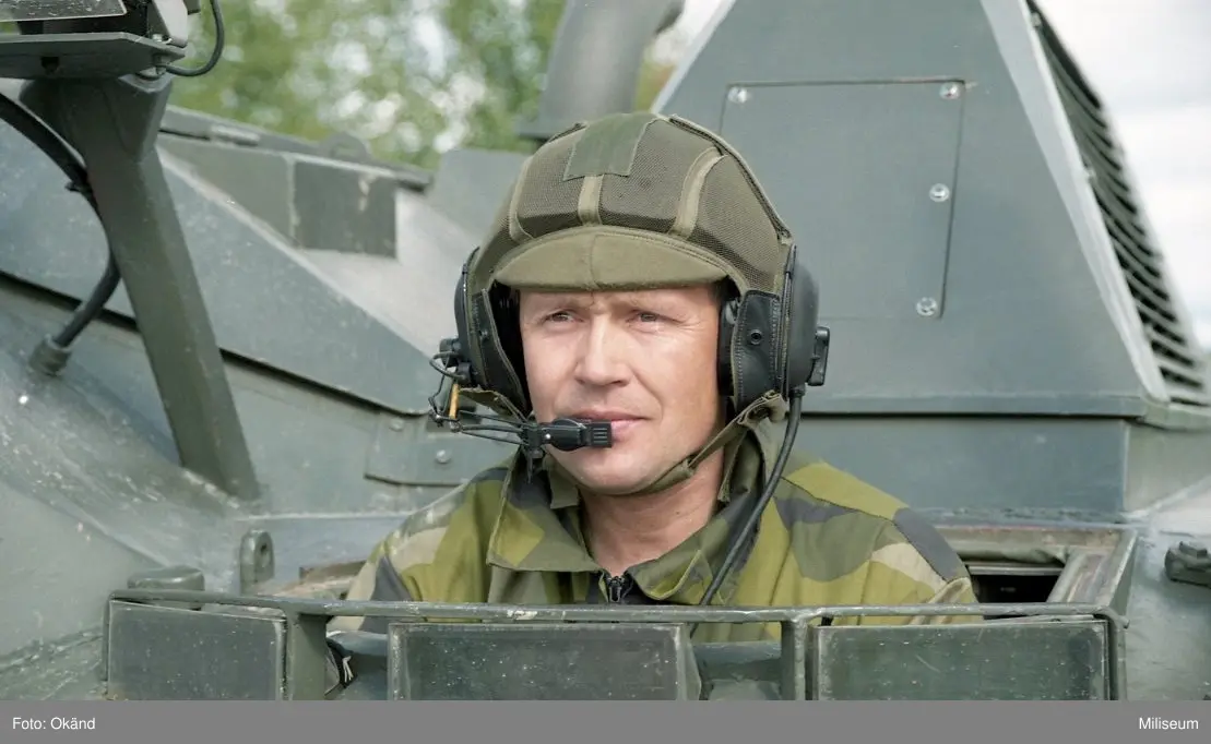 Utprovning av bland annat minvisp.

Ing 2/FarbS Försöksavd, Lt Leif Ribbefors (förare).

SPITEFIRE försöksfordon IKV 91 (Infanterikanonvagn 91).

Ytminröjningsfordon för minor och stridsdelar som ligger på hårdgjord yta (vägar, flygbaser). Prototypverkstad BOA Smide, Södertälje.