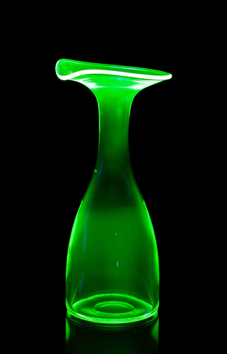 Uranglas. Designer: Arthur Percy.
Beskrivning: Konvext avsmalnande kupa, vid krage med snip.
Färg: Gulgrönt klarglas.
Mått: Ovan angivna diameter avser bottendiameter.
Inskrivet i huvudkatalogen 1968.


Arthur Percy (1886-1976), konstnär, designer. Verksam på Gullaskruf från 1952.
Funktion: Blomglas