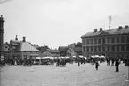 Vy över Stora torget i Linköping år 1900. I bildens vänsterkant skymtar gaveln till Stora hotellet. Den orginella hörnfastigheten på motstående sida av Storgatan uppfördes av borgmästare Samuel Pyttner kort efter den stora stadsbranden år 1700. Till höger Linköpings gamla rådhus. Byggnaden stod klar år 1799 och kom vidare att köpas av staden för att ge plats åt rådhusrätten och stiftets domprost. Från år 1837 fungerade botteplanet som banklokal för Östgötabanken.