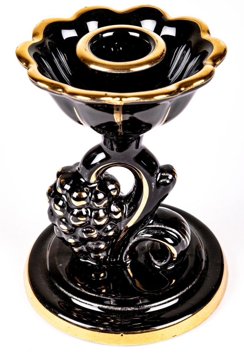 Ljusstake i flintgods, modell F, dekor Zulu, svart glasyr med handmålade deltaljer i guld. Modell Arthur Percy.