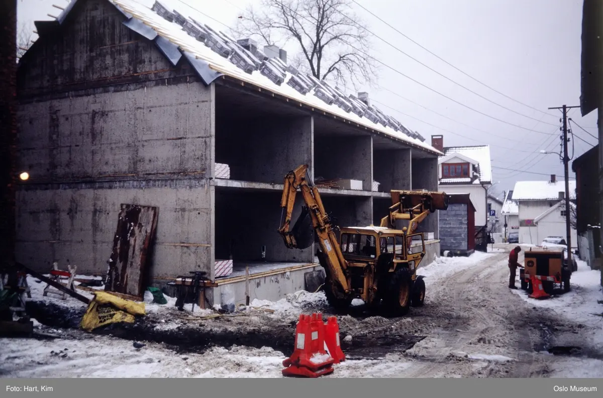 byggevirksomhet, rekkehus, råbygg, gravemaskin, mann, trehusbebyggelse, snø