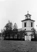 Skorped kyrka. Byggmästare Lars David Geting. Arkitekt Johan Fredrik Åbom. Empirestil. Träkyrka klädd med vitmålad, stående panel. Torn i väster. 1846 predikstol. 1890 orgelläktare och orgel. Korväggen har målad draperidekor. 1929-30 restaurering bl.a. nya glasmålningar.