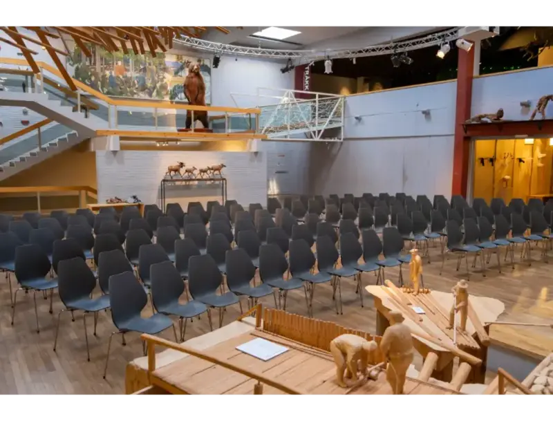 Sentralhallen dekket med stoler til konferanse