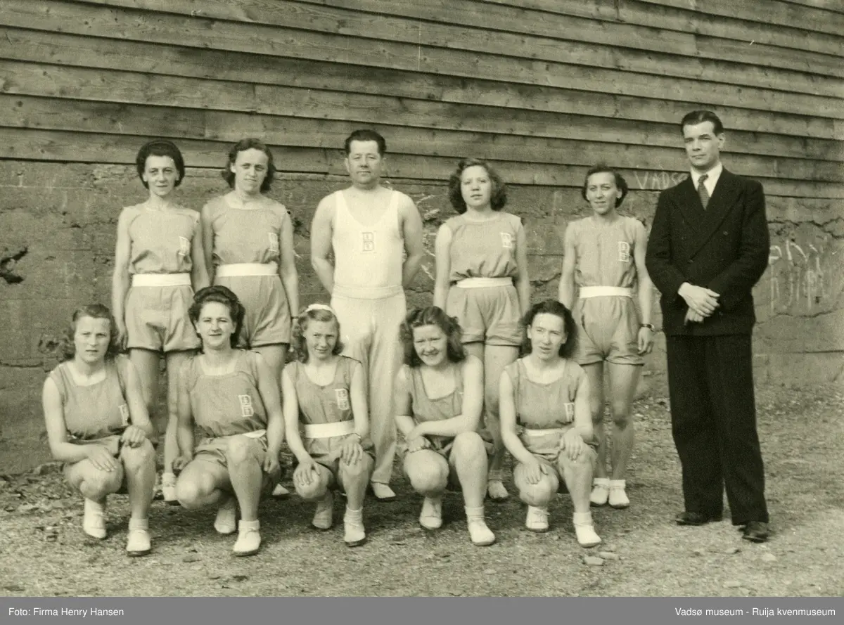 Turnstevne i Vadsø i 1948. Turngruppe  m/leder utenfor kinobrakka i Vadsø.
Kilder:  "Vadsø Turnforening gjennom 75år 1895-1970" og "Vadsø Turnforening 1895-1995",
Reidun Rushfeldt