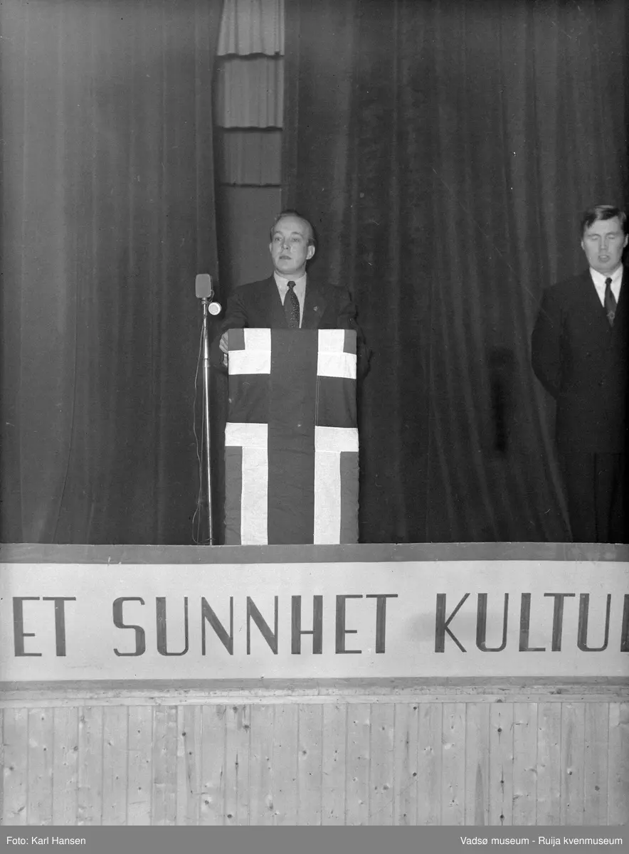 Aust-Finnmark Idrettskrets, møte på Vårbrudd i Vadsø. Til høyre for talerstolen står Georg Hildonen.