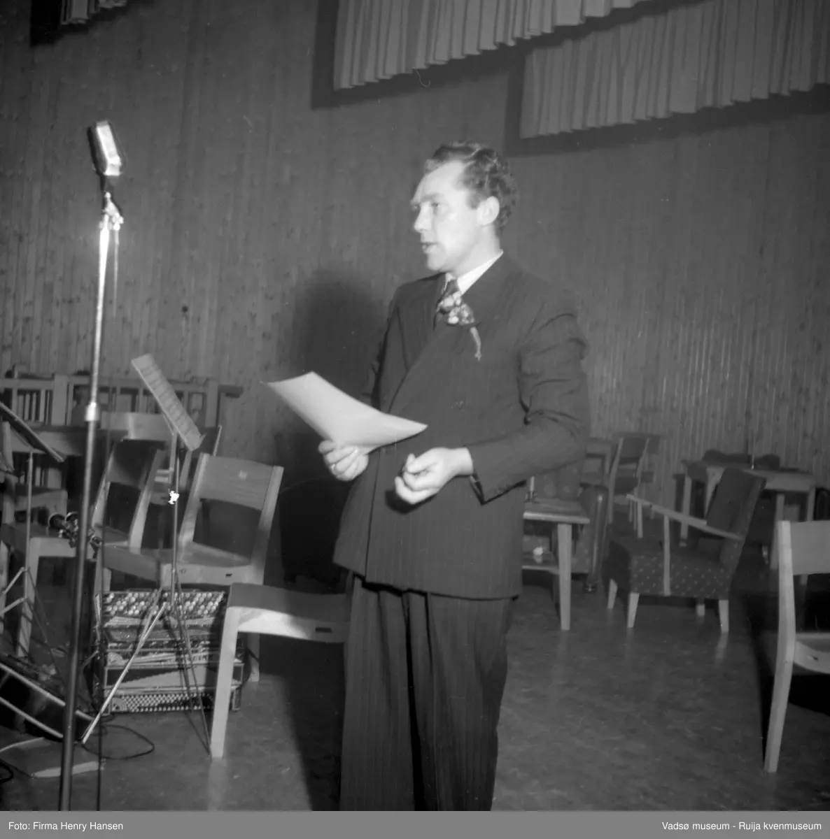 En mann, ukjent, holder tale på et arrangement på Vårbrudd 1952.
