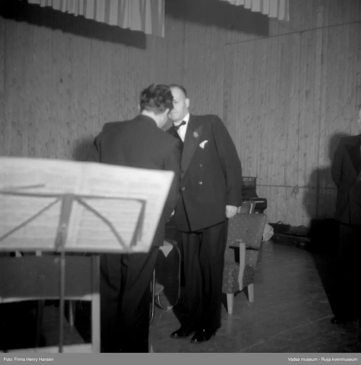 To menn på scenen på Vårbrudd under et festarrangement 1952.