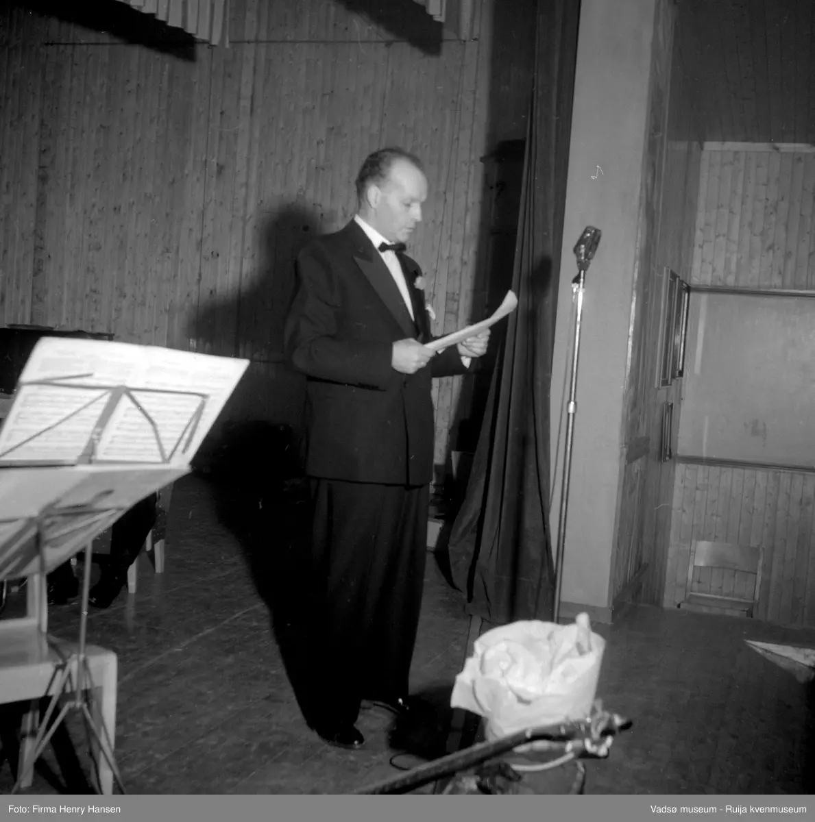 En mann, ukjent, holder tale på et festarrangement på Vårbrudd 1952.