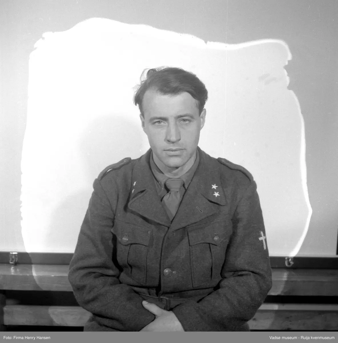 Varanger Bataljon, Nyborg 1954. Nr 8 Løytnant Olav Lyche, portrett.
Finnmarkskompaniene Alten kredskompani og Varanger kredskompani ble opprettet allerede i 1898. 
Varanger kredskompani fikk sitt standkvarter i Vadsø og eksersersplass på Nyborg i Nesseby kommune. De første soldatene fra Øst-Finnmark møtte til tjeneste på Nyborgmoen 3 august 1898.  Varanger bataljon opphørte som oppsettende avdeling i 1995. 
Kilde: "Varanger bataljons historie 1898-1995" Trygve Andersen. Utgitt av Finnmark regiment. Porsangmoen 1997. ISBN: 82-994523-0-9