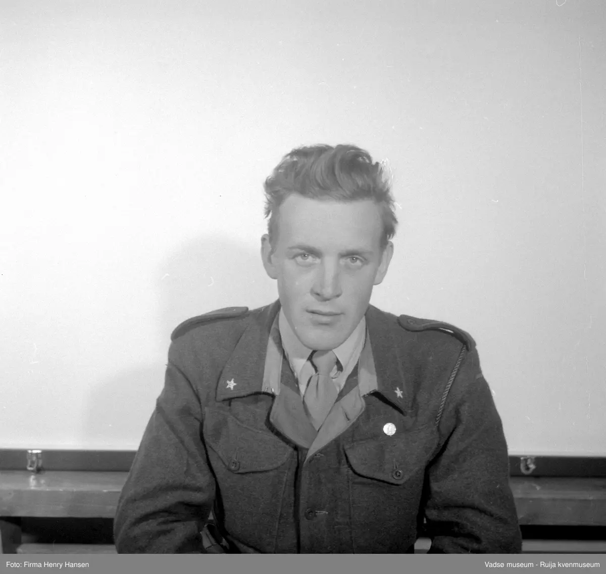 Varanger Bataljon, Nyborg 1954. Nr 11 Fenrik Erling Zahl, portrett.
Finnmarkskompaniene Alten kredskompani og Varanger kredskompani ble opprettet allerede i 1898. 
Varanger kredskompani fikk sitt standkvarter i Vadsø og eksersersplass på Nyborg i Nesseby kommune. De første soldatene fra Øst-Finnmark møtte til tjeneste på Nyborgmoen 3 august 1898.  Varanger bataljon opphørte som oppsettende avdeling i 1995. 
Kilde: "Varanger bataljons historie 1898-1995" Trygve Andersen. Utgitt av Finnmark regiment. Porsangmoen 1997. ISBN: 82-994523-0-9