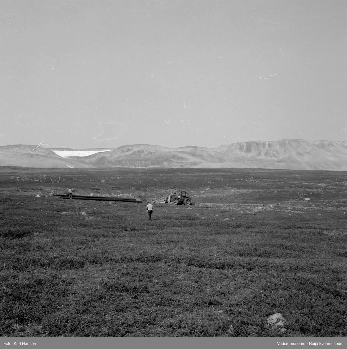 A/S Linjebygg. Anleggsarbeid. Oppsett og montering av master i Tana 1972