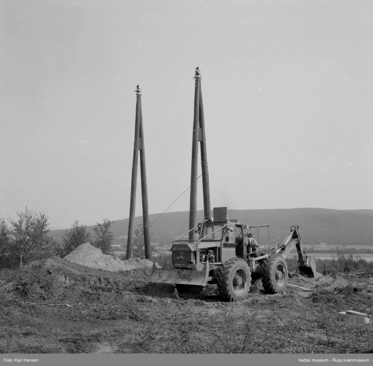 A/S Linjebygg. Anleggsarbeid i forbindelse med oppsett og montering av master i Tana i 1972