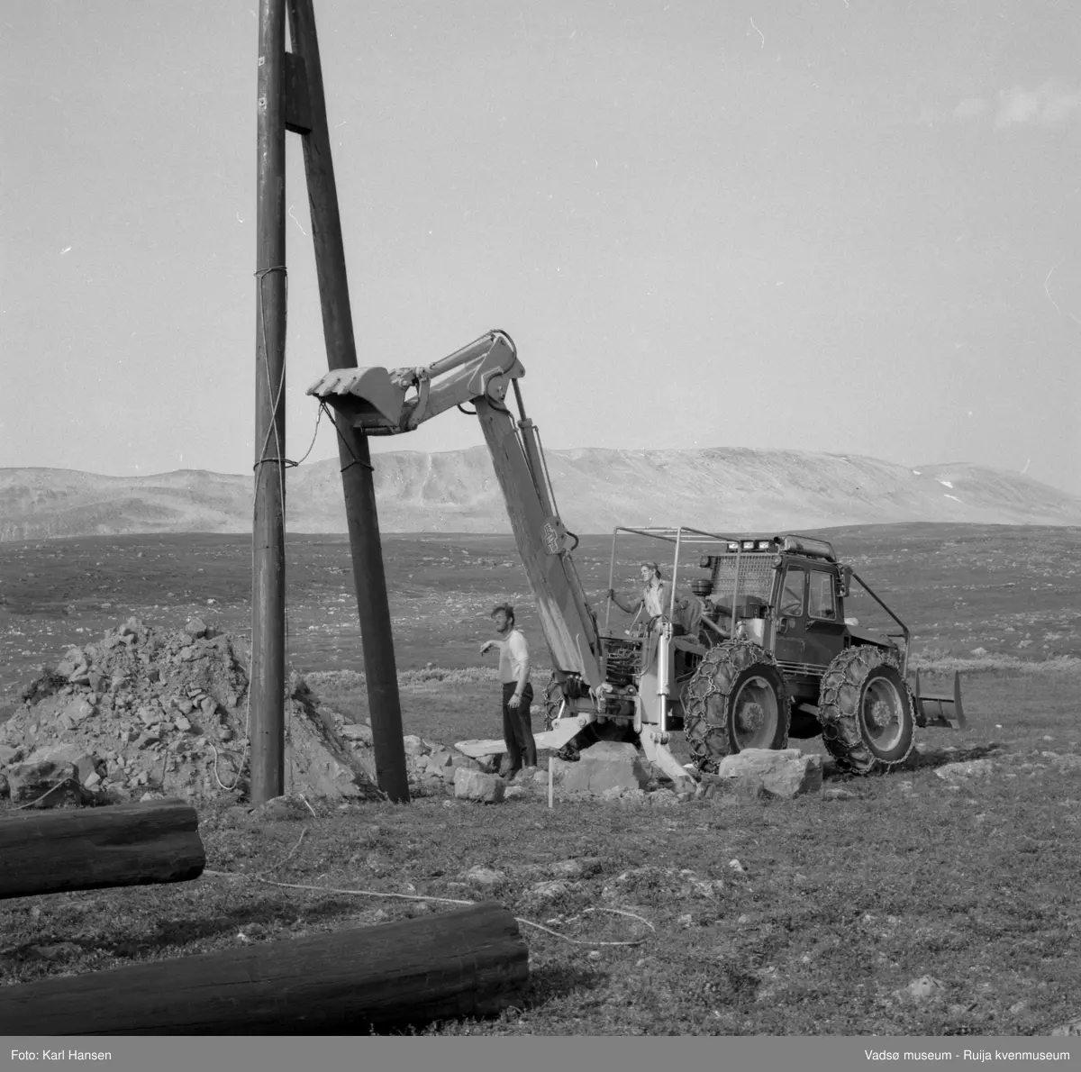 A/S Linjebygg. Anleggsarbeid i forbindelse med oppsett og montering av master i Tana i 1972