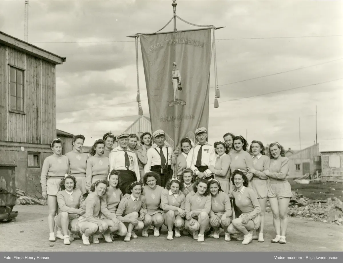 Vardø Turnforening på turnstevne i Vadsø 1948. 22 dameturnere og 3 herreturnere samlet rundt Vardø Turnforenings fane utenfor kinobrakka i Vadsø. 
Kilde: "Vadsø Turnforening gjennom 75år 1895-1970"