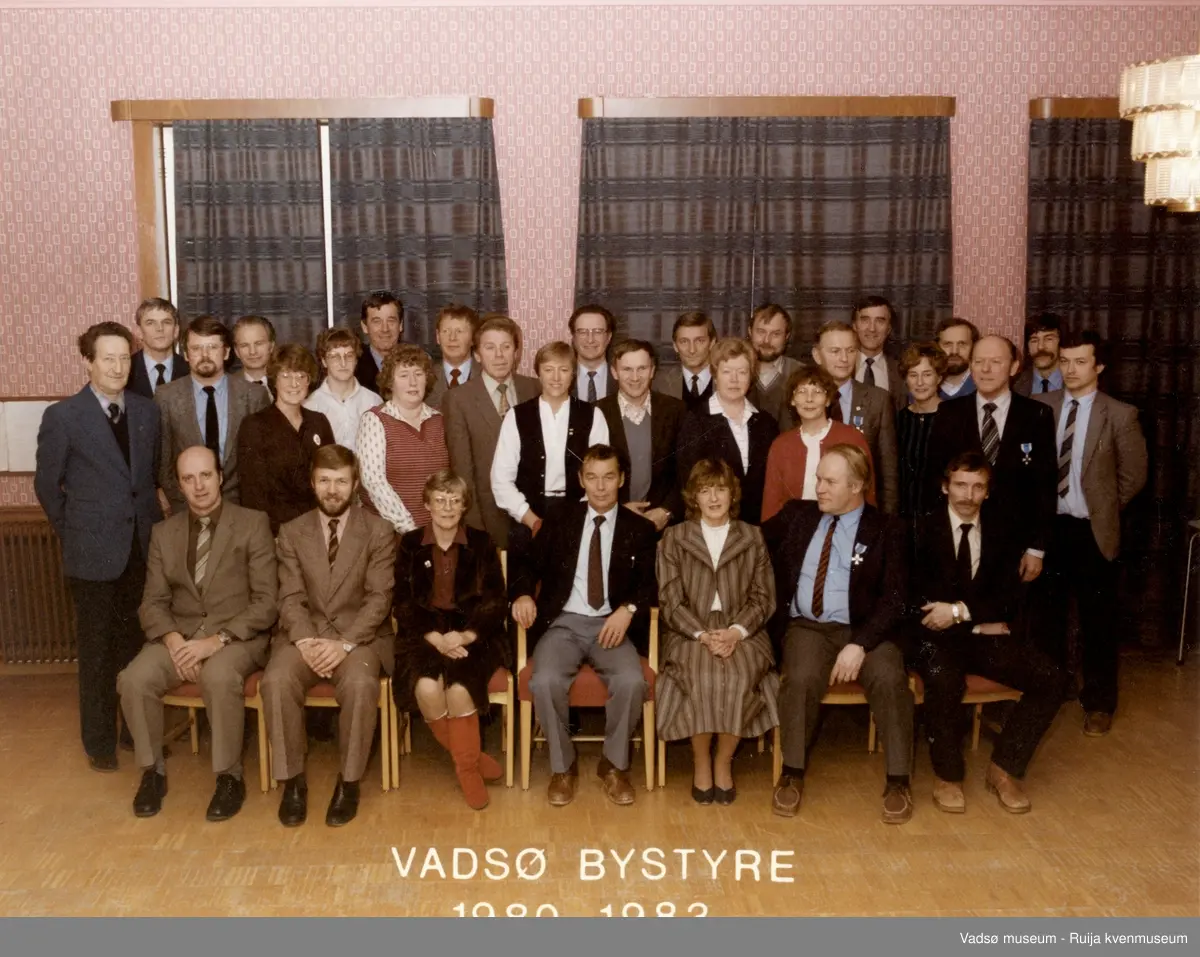 Vadsø bystyre 1980-1983. På bildet ser vi; nr 1 Fredrik Fredriksen, nr 2 Svein Holsbø, nr 3 Asbjørn Berg, nr 4 Torbjørn Nordgård, nr 5 Håkon Utheim, nr 6 Jorun Stock, nr 7 Rigmor Søfting, nr 8 Andreas Vaage, nr 9 Steinar Karlsen, nr 10 Torvald Mannsverk, nr 11 Geir Johnsen, nr 12 Ivar Pedersen, nr 13 Trygg Jakola, nr 14 Ingolf Schanke, nr 15 Bjørn Hildonen, nr 16 Jan Basma, nr 17 Bjørg Betsi, nr 18 Liv Pedersen, nr 19 Olav Johnsen, nr 20, Unni Pedersen, nr 21 Karen Pedersen, nr 22 Erling Arvola, nr 23 Ingrid Mietinen, nr 24 Roger Jensen, nr 25 Ingvar Laberg, nr 26 Otto Strand, nr 27 Elsa Jonassen, nr 28 Paul Basma, nr 29 Odny Aleksandersen, nr 30 Arild Rushfeldt, nr 31 Arne Pedersen  ( se nummer markert på bilde 2).