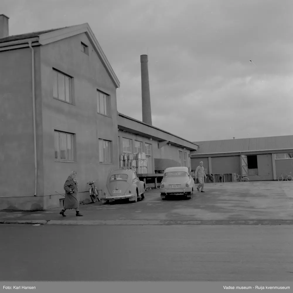 A/L Aust-Finnmark Meieri, 1962 i Vadsø. Bildet er tatt mot nordøst.
Arbeidet med å få meieri til Vadsø ble påbegynt før krigen.  Ønsket var å få et meieri som kunne dekke Nord-Varanger-Tanadistriktet.  Andelslaget A/L Aust-Finnmark Meieri ble stiftet 28.juni 1947 i Nyborg.  
Aust- Finnmark Meieri ble oppført i Tollbugata i 1949; arkitekt Monrad Heggen m hovedentreprenør Brdr. Aronsen.
Oppstart skulle finne sted ca 1. oktober 1949, og i mai ble det ansatt en meieriarbeider; Richard Korbi fra Vadsø.
Kilde: "A.L Aust-Finnmark Meieri 25 års jubileum 1949-1974; styreformann Ivar Johnsen, Tana mai 1974"
