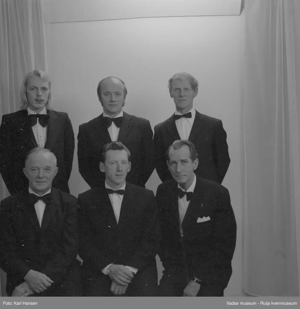 Styret i Vadsø Mannsangforening i november 1976.
Bak fra venstre Lars Rødsand, Rolf Olsen og Bjarne Feldt.
Foran fra venstre Eilif Olsen Aage Noren og Per W Christensen
Kilde: VAM.F01_000696