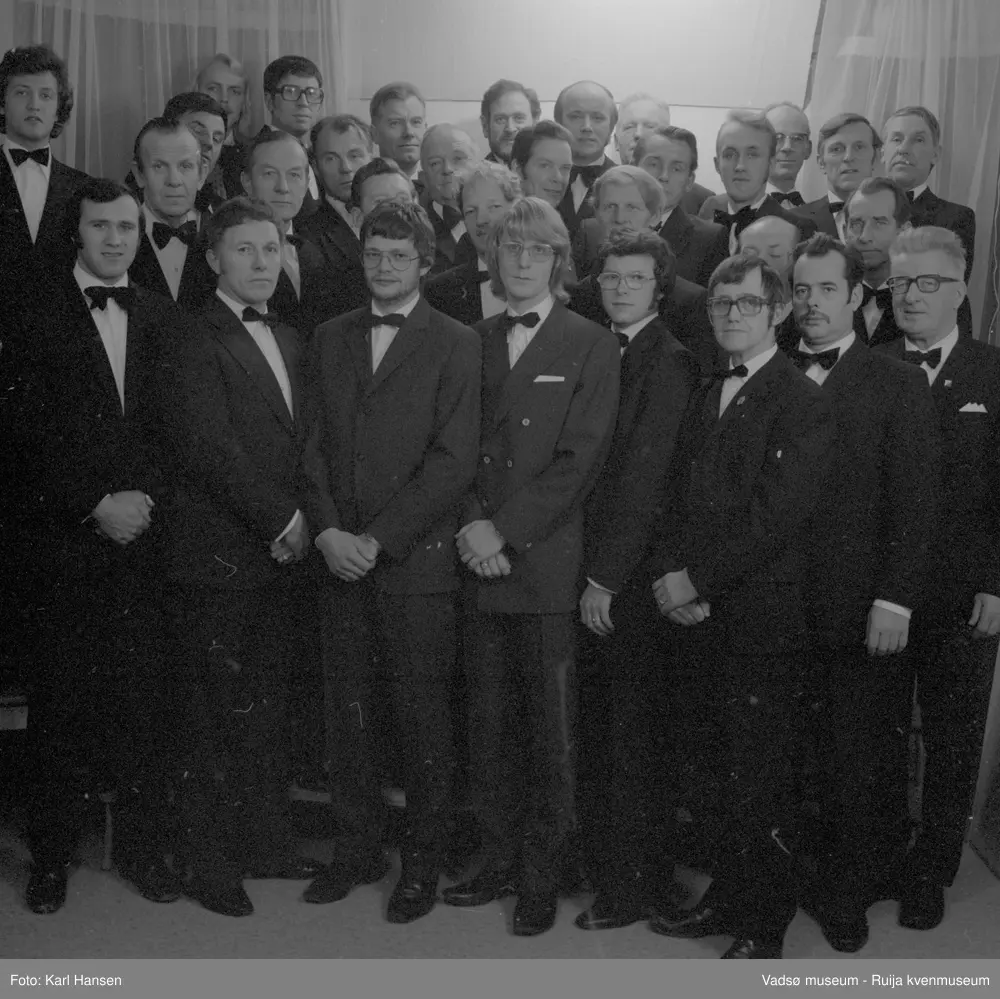 Vadsø mannsangforening i november 1976. På bildet ser vi nr 1 Terje Andersen, nr 2 Bjarne Johnsen, nr 3 Trygve Aronsen, nr 4 Kåre Johansen, nr 5 Lars Rødsand, nr 6 Sigmund Solli, nr 7 Rudolf Korbi, nr 8 Ernst Hansen, nr 9 Sigurd Pedersen, nr 10 Åge Noren, nr 11 Arve Hjelde, nr 12, Tor Falck?, nr 13 Eilif Olsen, nr 14 Sture Nygård, nr 15 Otto Hoel, nr 16 Jan Iver Ingebrigtsen, nr 17 Olav Grøttum, nr 18 Rolf Olsen, nr 19 ukjent, nr 20 Bjarne Feldt, nr 21 Leif Nystrøm. nr 22 Rolf Skille, nr 23 Birger Berg, nr 24 Ragnvald Store, nr 25 Nils Smistad, nr 26 Hans Iversen, nr 27 Birger Johnsen, nr 28 Per W. Christensen, nr 29 Finn Aanstad, nr 30 Sigmund Hansen, nr 31 Håkon Sæther
Kilde: VAM.F01_000697