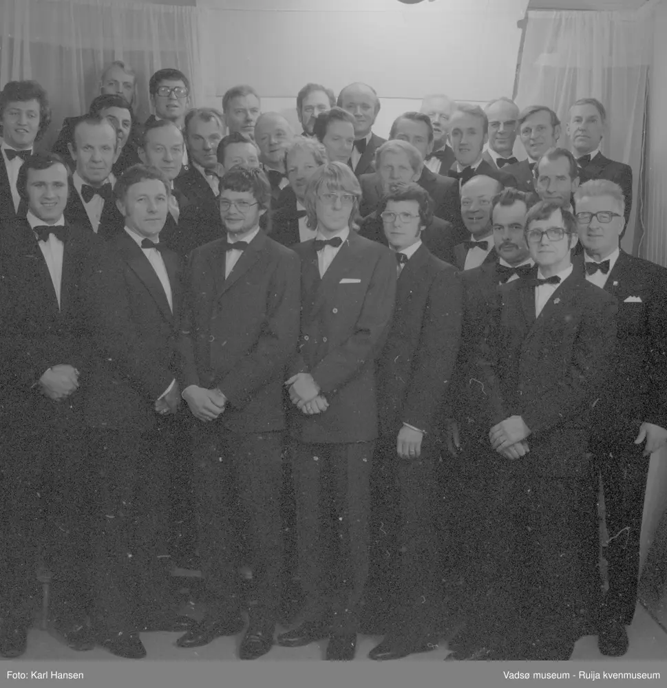 Vadsø mannsangforening i november 1976. På bildet ser vi nr 1 Terje Andersen, nr 2 Bjarne Johnsen, nr 3 Trygve Aronsen, nr 4 Kåre Johansen, nr 5 Lars Rødsand, nr 6 Sigmund Solli, nr 7 Rudolf Korbi, nr 8 Ernst Hansen, nr 9 Sigurd Pedersen, nr 10 Åge Noren, nr 11 Arve Hjelde, nr 12, Tor Falck?, nr 13 Eilif Olsen, nr 14 Sture Nygård, nr 15 Otto Hoel, nr 16 Jan Iver Ingebrigtsen, nr 17 Olav Grøttum, nr 18 Rolf Olsen, nr 19 ukjent, nr 20 Bjarne Feldt, nr 21 Leif Nystrøm. nr 22 Rolf Skille, nr 23 Birger Berg, nr 24 Ragnvald Store, nr 25 Nils Smistad, nr 26 Hans Iversen, nr 27 Birger Johnsen, nr 28 Per W. Christensen, nr 29 Finn Aanstad, nr 30 Sigmund Hansen, nr 31 Håkon Sæther
Kilde: VAM.F01_000697