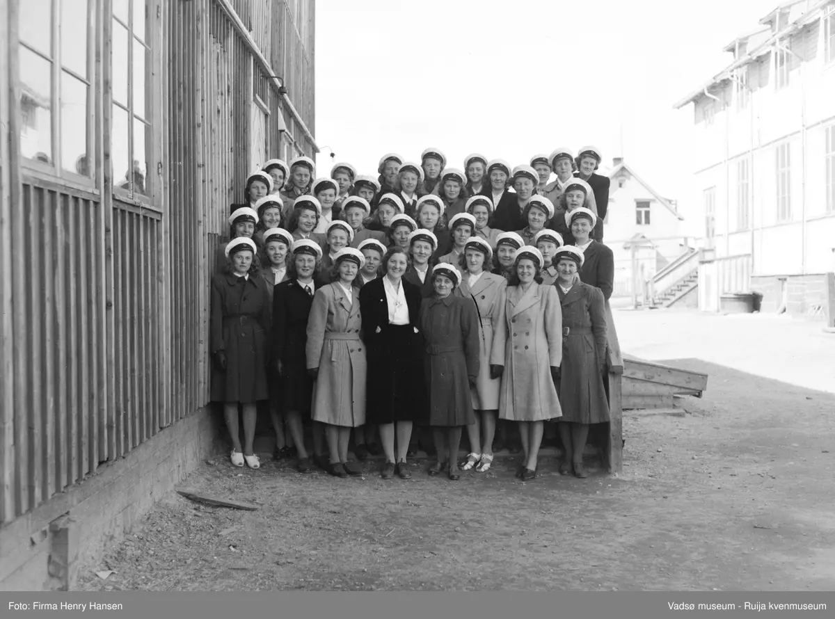 Vadsø Damekor 1951/1952. Damekoret er samlet på skoleplassen ved Skolebrakka. Til høyre i bildet ligger Gymnastikksalen.
Kormedlemmer: 1 Ågot Lohiniva, 2 Ingrid Klemetsen, 3 Ukjent, 4 Anny A. Pedersen, 5 Ruth Helfjord, 6 Liv Johnsen, 7 Ukjent, 8 ? Haldorsen, 9 Frida Gundersen, 10 Alma Saxi, 11 Ukjent, 12 Astrid Brevik, 13 Johanna Schjetne, 14 Sofie Klemetsen, 15 ? Schjetne, 16 Asbjørg Betten, 17 ? Hildonen, 18 Kari Svendsen, 19 Ukjent, 20 Arna Helgesen, 21 Klara Pedersen, 22 Randi P. Helander, 23 Irene Methi Angel, 24 Ukjent, 25 Ellen Helfjord, 26 Fru Hamborg Olsen, 27 Pauline Stock, 28  Martha Hansen, 29 Lisbeth Methi, 30 Reidun Methi, 31 Ukjent, 32 Ruth Johannessen, 33 Aslaug Methi Karlsen, 34 Alma Seppelæ, 35 Reidun Basma Pedersen, 36 Ukjent, 37 Ukjent, 38 Amy Evanger, 39 Borghild Dahl, 40 Torbjørg Vorren, 41 Lisbeth Esbensen, 42 Gudrun Evanger.
