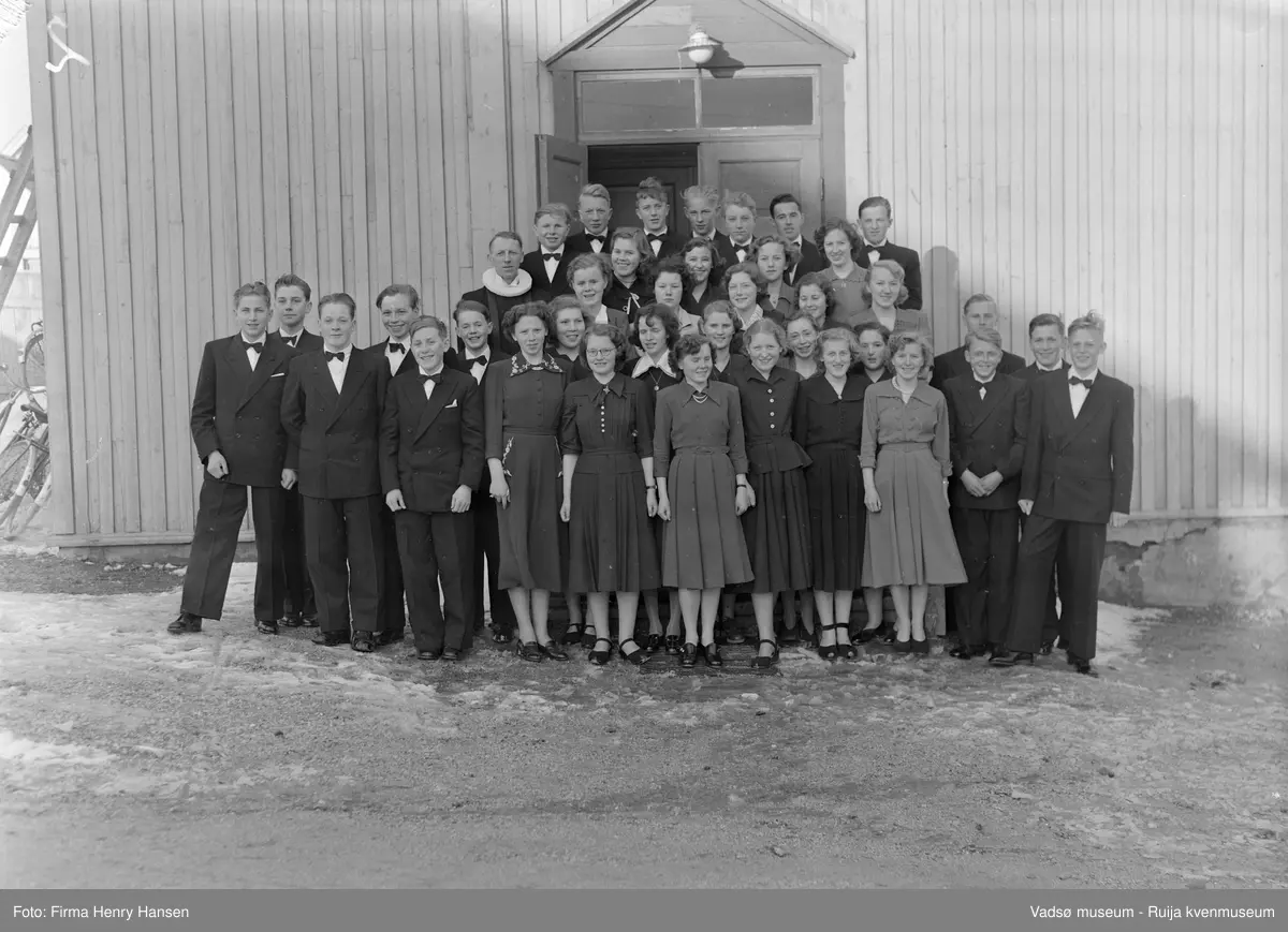 Konfirmanter foran Det gamle bedehus i Vadsø 1952. Bedehuset ble brukt som interimskirke til den  nye kirka ble innviet i 1958. Konfirmantene; 1 Torbjørn Rutledal 2, Ole Zahl Møller 3. Herluf Marki 4. Einar Hansen 5. Roald Brygfjeld 6. Fredrik Lebesby 7. Arman Berg (prest) 8. Arild Dolonen 9. Terje Joki 10. Gunnar Methi 11. Bjarne Pedersen 12. Jarl Methi 13. Arne Korvanen 14. Grete Gundersen 15. Birger Lakkala 16. Ann Karin Wærriø 17. Ingrid Iversen 18. Bjørg Hansen 19. Else Mikalsen 20. Randi Hansen 21. Roald Vara 22. Eila Pedersen 23.Jorun Karlsen 24. Olga Saxi 25. Randi Skille 26. Kari Schjetne 27. Kari Methi 28. Tor Rushfeldt 29. Bjørn Hansen 30. Johan Hoika 31. Wenche Kvam 32. Ragnhild Mauno 33 Oddny Rafaelsen 34. Jorun Olsen 35. Randi Gallavara 36. Eldbjørg Eide 37. Randi Aronsen 38. Svanhild Mathisen