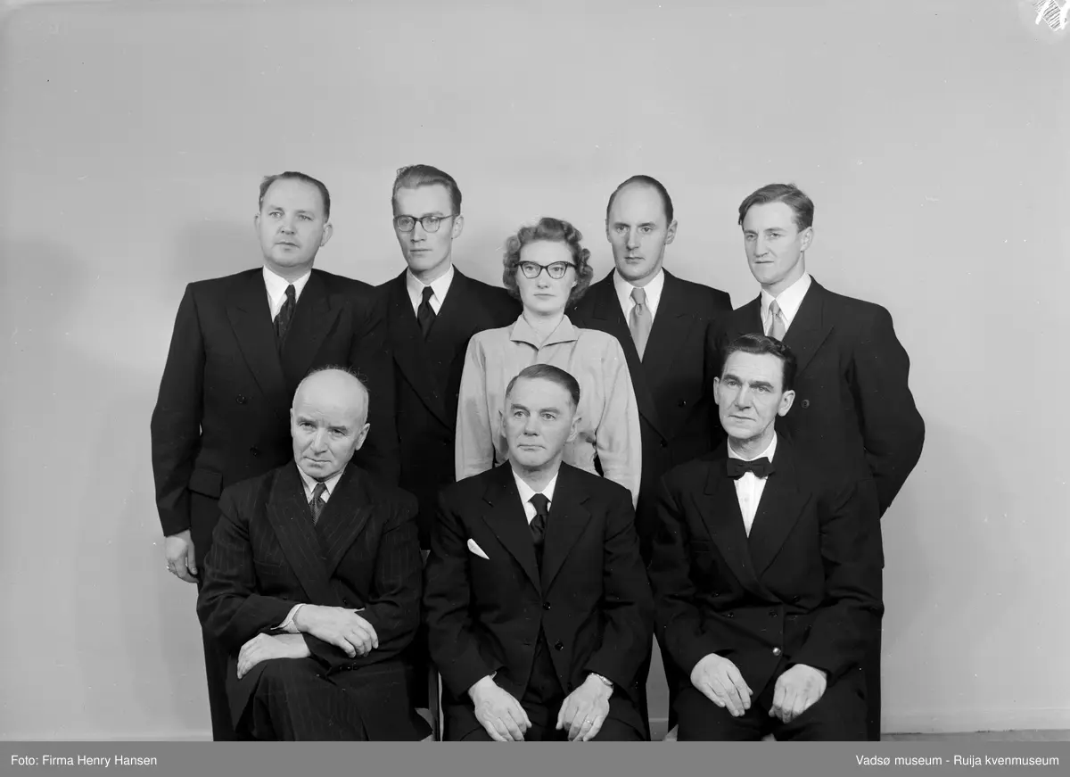 Vadsø 1954. Vadsø sparebanks funksjonærer.
Øverst fra venstre; 1.Ivar Trasti, 2.ukjent, 3.Randi Eriksen, 4.Arnold D .Persen, 5.Einar Betten,
Nederst fra  venstre: .? Elvebakk, 7.ukjent, 8 Ackermann Olsen.