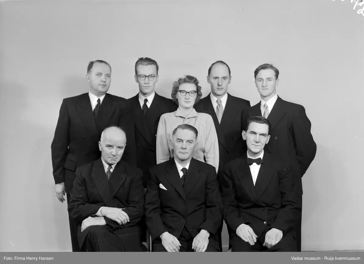 Vadsø 1954. Vadsø sparebanks funksjonærer.
Øverst fra venstre; 1.Ivar Trasti, 2.ukjent, 3.Randi Eriksen, 4.Arnold Dørum-Persen, 5.Einar Betten, 6.? Elvebakk, 7.ukjent, 8 ? Ackermann Olsen.