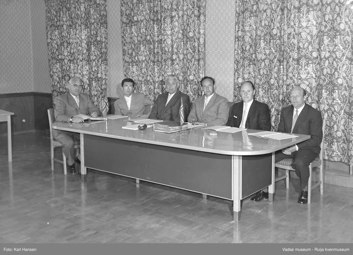 Vadsø formannskap på Vadsø rådhus.. Fra venstre: Bjarne Olsen, Andreas Esbensen, Aldrik Seppelæ, Anders Aune, Arnold Dørum Persen, Fritz Ebeltoft. Vadsø rådhus sto ferdig i 1952. Anders Aune var ordfører i Vadsø 1952-1960.