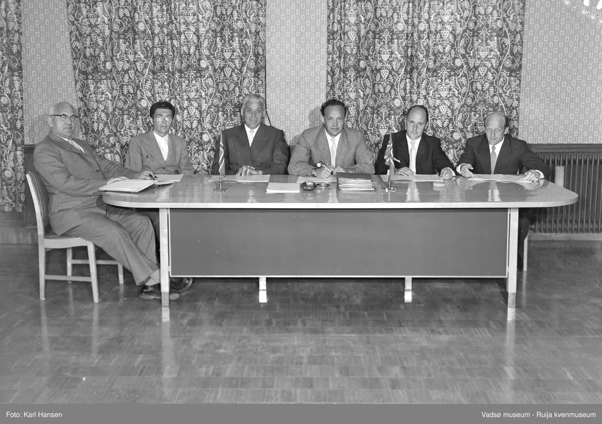Vadsø formannskap på Vadsø rådhus. Fra venstre: Bjarne Olsen (kontorsjef), Andreas Esbensen, Aldrik Seppelæ, Anders Aune (ordfører), Arnold Dørum Persen, Fritz Ebeltoft. Rådhuset stor ferdig i 1952.