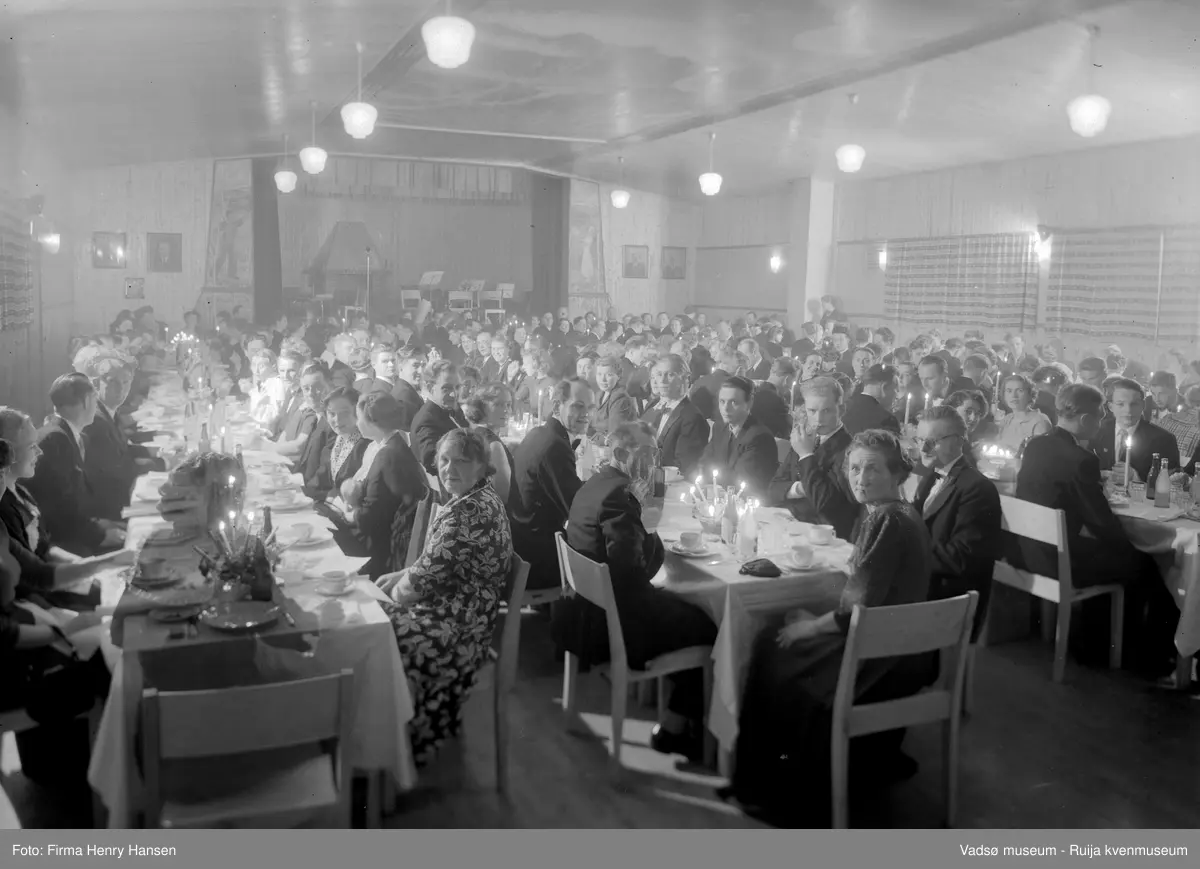 Festmiddag på Vårbrudd 1952. Ungdomslaget Vaarbrud ble stiftet i 1896, Vårbrudd-bygningen ble tatt i bruk 1952.