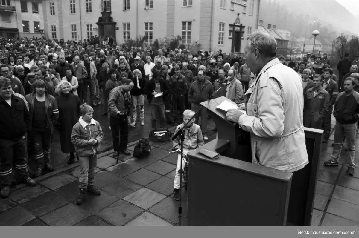 Demonstrasjon Rjukan Torg mot nedlegging på Norsk Hydro. Anton Vaksaker holder appell.