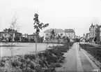 Parti av Sankt Larsgatan i Linköping. Till vänster bortom skolgården till Linnéskolan ses det så kallade Sundbergska barnhemmet. Byggnaden stod färdig 1891 och hade tillkommit genom de medel garvare Gustaf Sundberg och dennes maka Carolina Wilhelmina låtit staden disponera för ändamålet. Villan till höger uppfördes av bankdirektör Bernhard Söderbaum och stod klar år 1900. Notera gärna Sankt Larsgatans tillstånd, där ogräs frodas och dess ringa bredd in mot stadens centrala delar knappt möjliggör möten. Ännu rullar inga bilar på Linköpings gator.