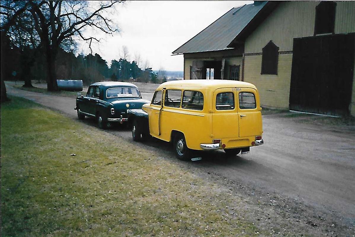 Skåpbil, Volvo 211341 P/1968. Chassinummer: 96504.
Postverkets fordonsnummer: 27854.

Motor: 4 cylindrar toppventil 75 hästkrafter DIN (55 kw) 1800 cc (B18).
Växellåda: 4 växlar samtliga synkroniserde (typ M40).
Utväxling: (1)3, 13:1, (2) 1, 99:1, (3) 1,36:1, (4) 1,00:1. Bakaxel av hypidtyp, fabrikat Spicer, utväxling 4,56:1.
Axelavstånd: 260 cm.
Tank: 35 liter
Lastutrymme: Lä = 172 cm, Br = 135 cm, Volym: 2,5 kubikmeter.
Totalvikt: 1720 kg.
Tjänstevikt: 1310 kg.
Axeltryck fram: 600, bak 1120.
