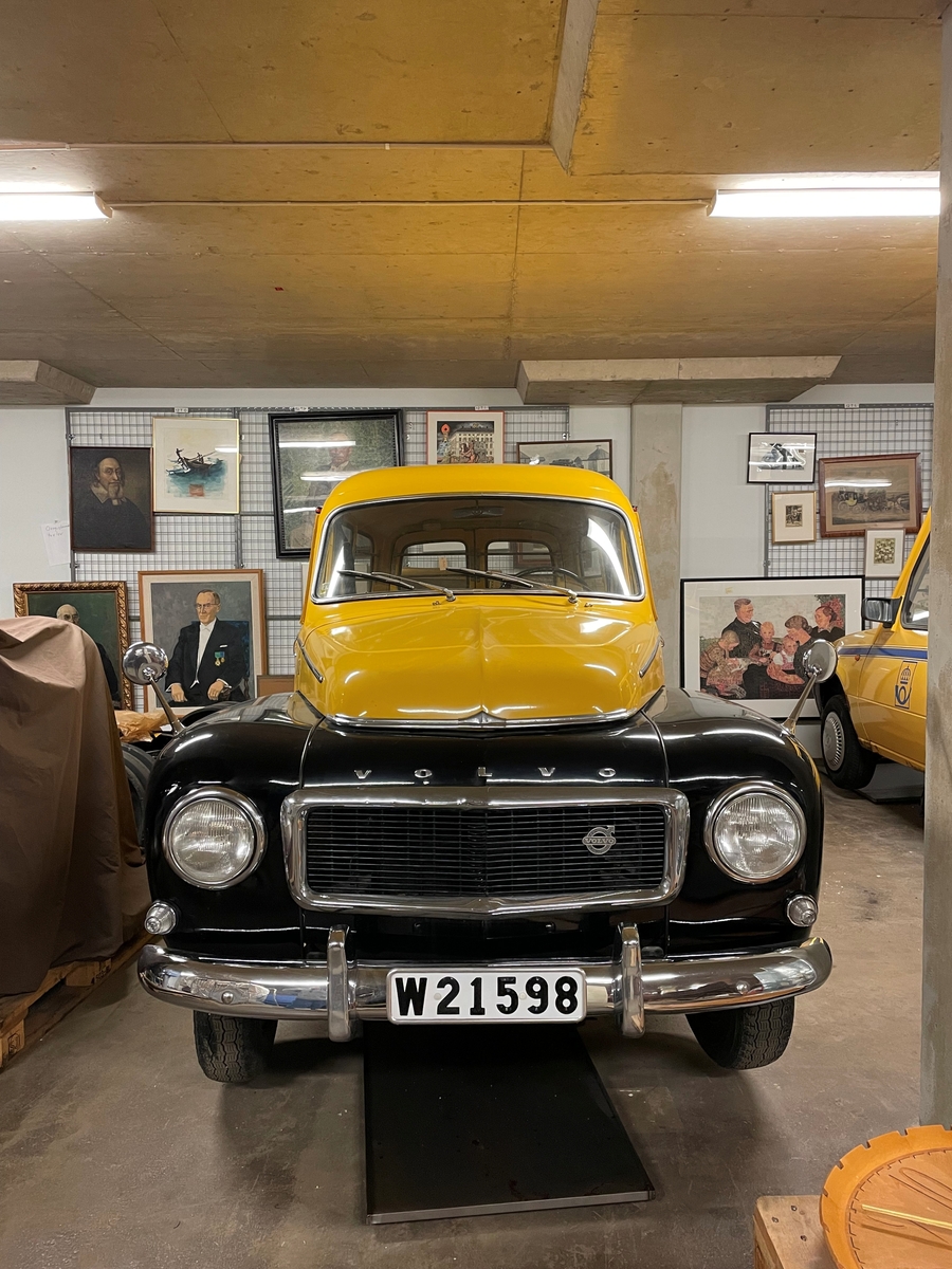 Skåpbil, Volvo 211341 P/1968. Chassinummer: 96504.
Postverkets fordonsnummer: 27854.

Motor: 4 cylindrar toppventil 75 hästkrafter DIN (55 kw) 1800 cc (B18).
Växellåda: 4 växlar samtliga synkroniserde (typ M40).
Utväxling: (1)3, 13:1, (2) 1, 99:1, (3) 1,36:1, (4) 1,00:1. Bakaxel av hypidtyp, fabrikat Spicer, utväxling 4,56:1.
Axelavstånd: 260 cm.
Tank: 35 liter
Lastutrymme: Lä = 172 cm, Br = 135 cm, Volym: 2,5 kubikmeter.
Totalvikt: 1720 kg.
Tjänstevikt: 1310 kg.
Axeltryck fram: 600, bak 1120.