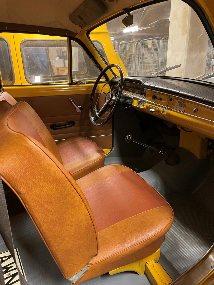 Skåpbil, Volvo 211341 P/1968. Chassinummer: 96504.
Postverkets fordonsnummer: 27854.

Motor: 4 cylindrar toppventil 75 hästkrafter DIN (55 kw) 1800 cc (B18).
Växellåda: 4 växlar samtliga synkroniserde (typ M40).
Utväxling: (1)3, 13:1, (2) 1, 99:1, (3) 1,36:1, (4) 1,00:1. Bakaxel av hypidtyp, fabrikat Spicer, utväxling 4,56:1.
Axelavstånd: 260 cm.
Tank: 35 liter
Lastutrymme: Lä = 172 cm, Br = 135 cm, Volym: 2,5 kubikmeter.
Totalvikt: 1720 kg.
Tjänstevikt: 1310 kg.
Axeltryck fram: 600, bak 1120.