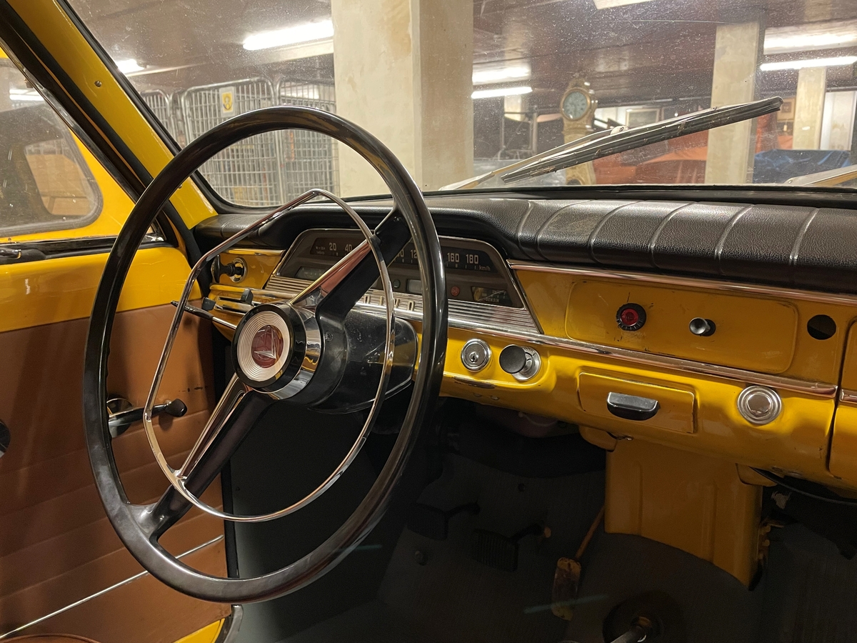 Skåpbil, Volvo 211341 P/1968. Chassinummer: 96504.
Postverkets fordonsnummer: 27854.

Motor: 4 cylindrar toppventil 75 hästkrafter DIN (55 kw) 1800 cc (B18).
Växellåda: 4 växlar samtliga synkroniserde (typ M40).
Utväxling: (1)3, 13:1, (2) 1, 99:1, (3) 1,36:1, (4) 1,00:1. Bakaxel av hypidtyp, fabrikat Spicer, utväxling 4,56:1.
Axelavstånd: 260 cm.
Tank: 35 liter
Lastutrymme: Lä = 172 cm, Br = 135 cm, Volym: 2,5 kubikmeter.
Totalvikt: 1720 kg.
Tjänstevikt: 1310 kg.
Axeltryck fram: 600, bak 1120.