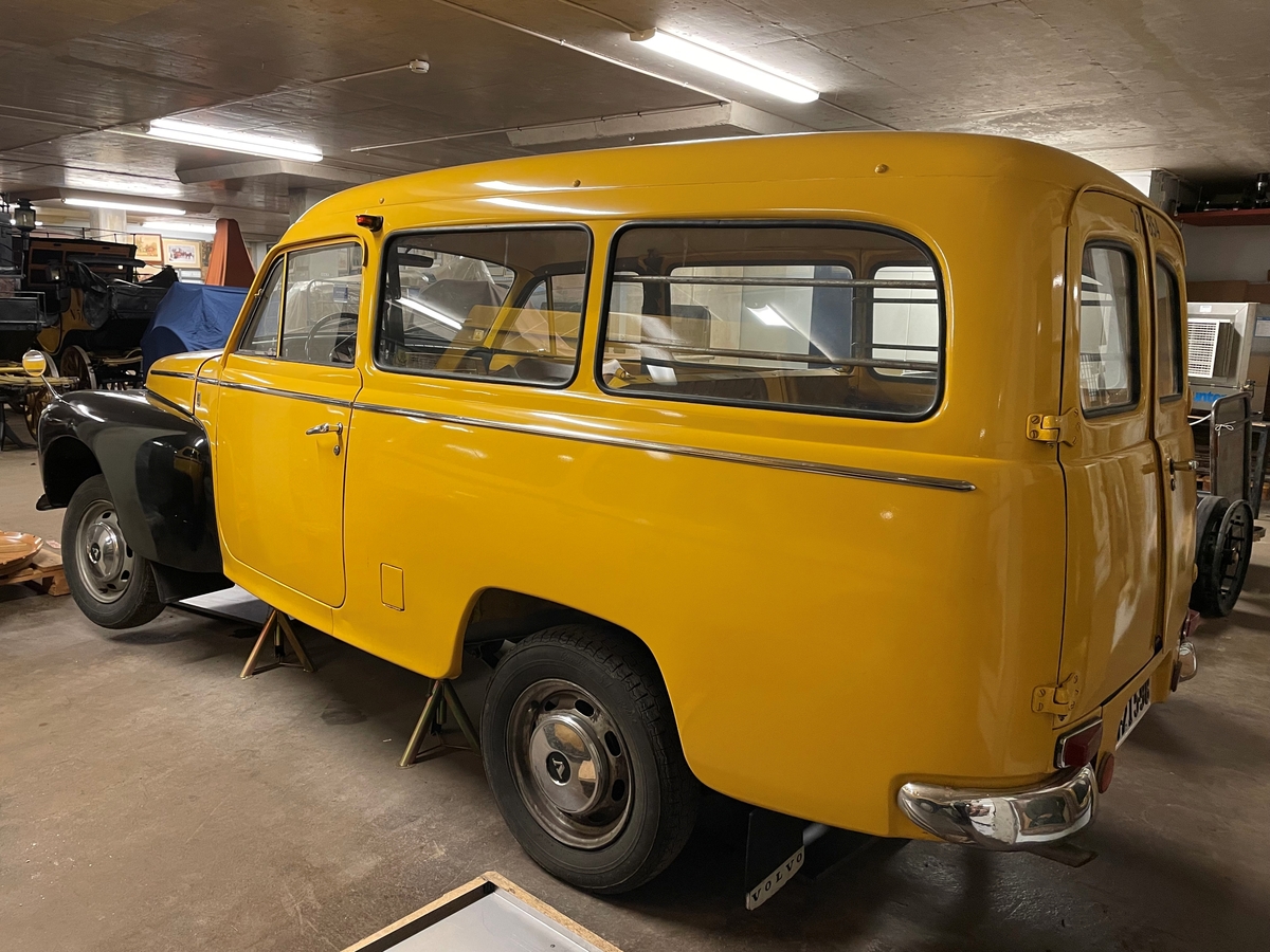 Skåpbil, Volvo 211341 P/1968. Chassinummer: 96504.
Postverkets fordonsnummer: 27854.

Motor: 4 cylindrar toppventil 75 hästkrafter DIN (55 kw) 1800 cc (B18).
Växellåda: 4 växlar samtliga synkroniserde (typ M40).
Utväxling: (1)3, 13:1, (2) 1, 99:1, (3) 1,36:1, (4) 1,00:1. Bakaxel av hypidtyp, fabrikat Spicer, utväxling 4,56:1.
Axelavstånd: 260 cm.
Tank: 35 liter
Lastutrymme: Lä = 172 cm, Br = 135 cm, Volym: 2,5 kubikmeter.
Totalvikt: 1720 kg.
Tjänstevikt: 1310 kg.
Axeltryck fram: 600, bak 1120.