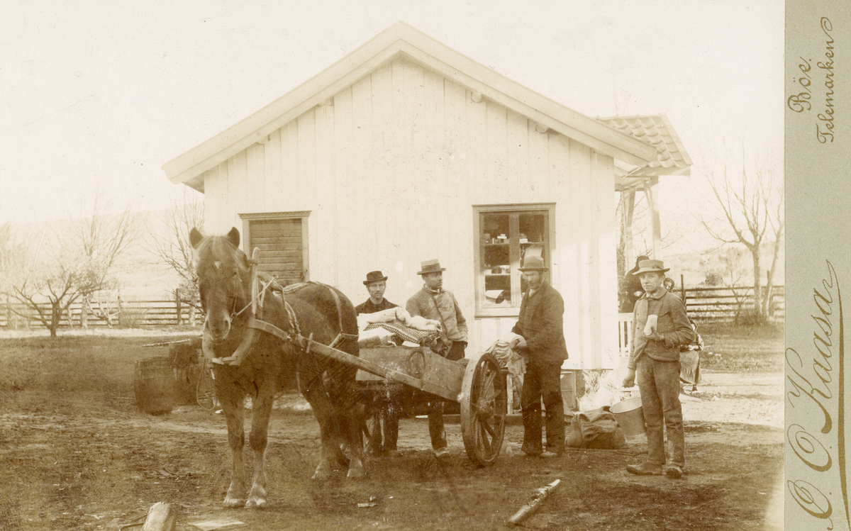 "Paul (Pål) Skoe sel ullvarer frå Flekkefjord Ullvarefabrikk. Frå v. Gunlek H. Kalbekk el. Moen, Halvor G. Sisjord, Pål Skoe og H. Olsen Haugen." (Skrive av Ingeborg H. Sisjord).  
Bildet er tatt utanfor den gamle landhandelen bygd av T. Tovsen på Løvlund
