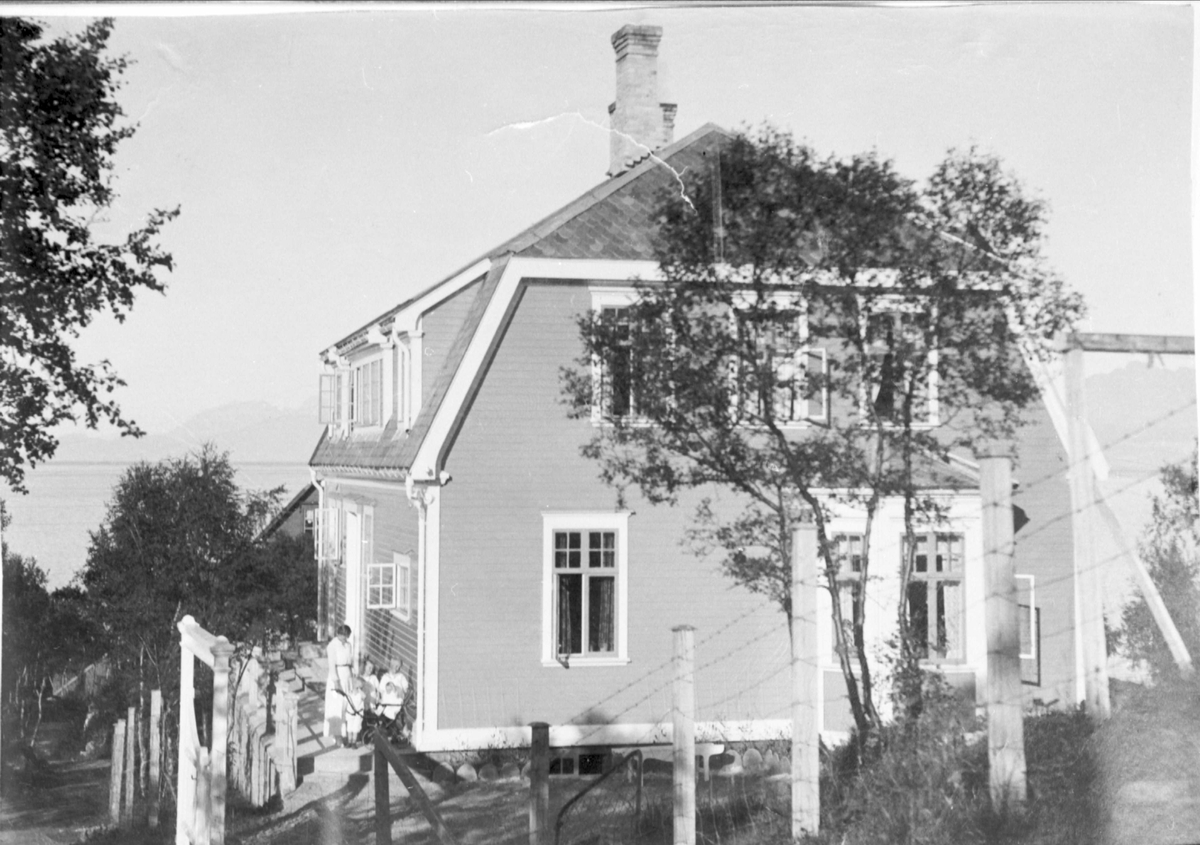 Holsthuset på Rabben. Kvinne og fire barn på trappen.