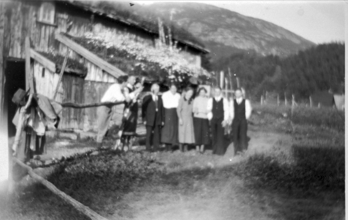 Gruppebilde, tatt foran en fjøs i Grovfjord.