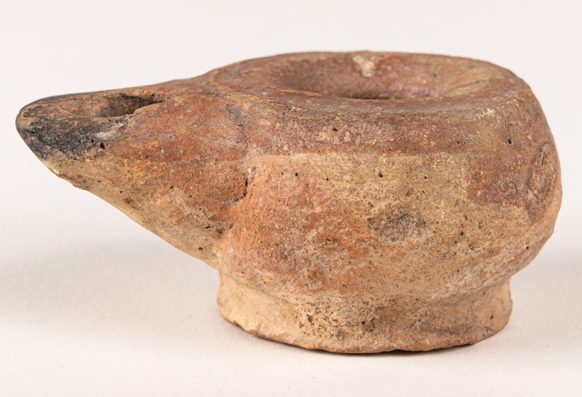 Oljelampa, klassisk form, i terrakotta/lera.