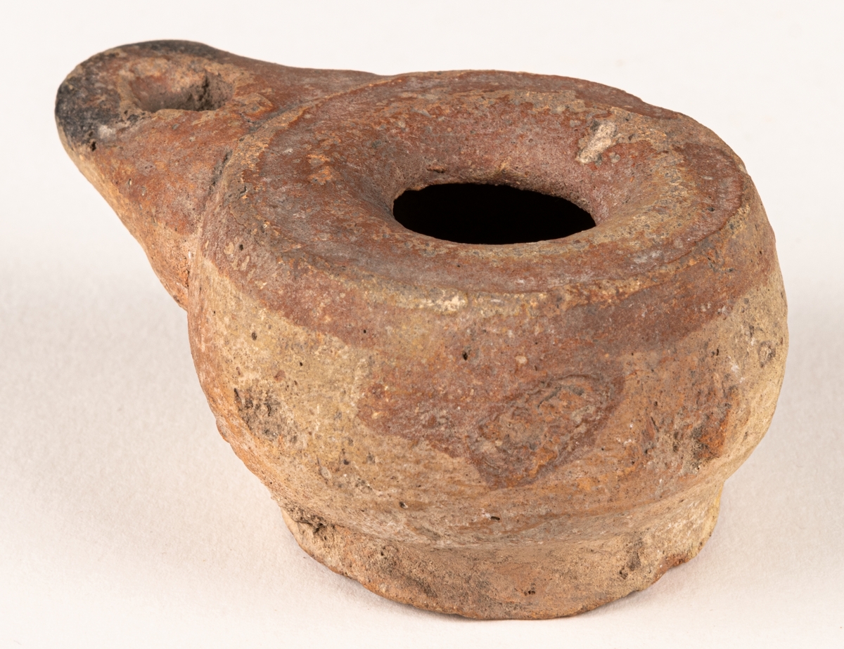 Oljelampa, klassisk form, i terrakotta/lera.