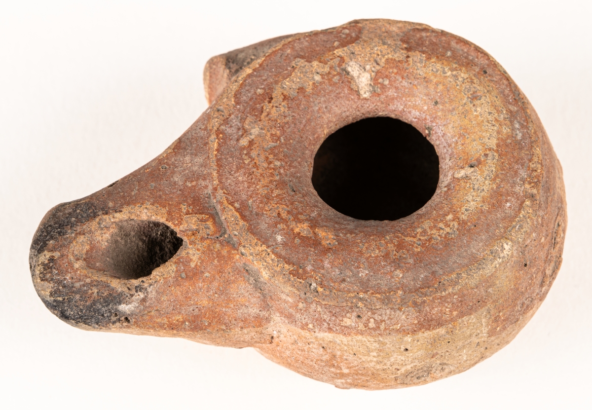 Oljelampa, klassisk form, i terrakotta/lera.