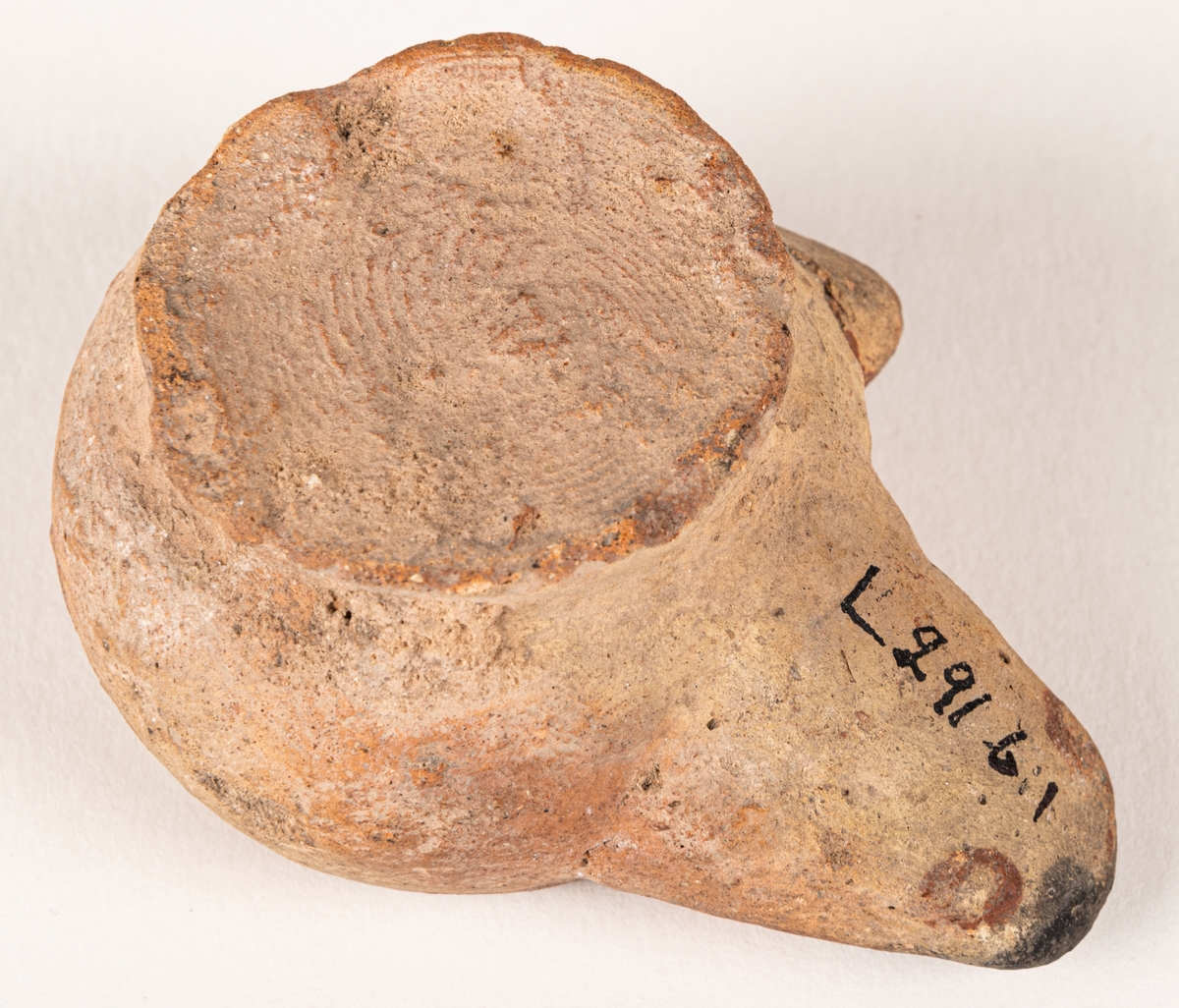 Oljelampa, klassisk form, i terrakotta/lera.